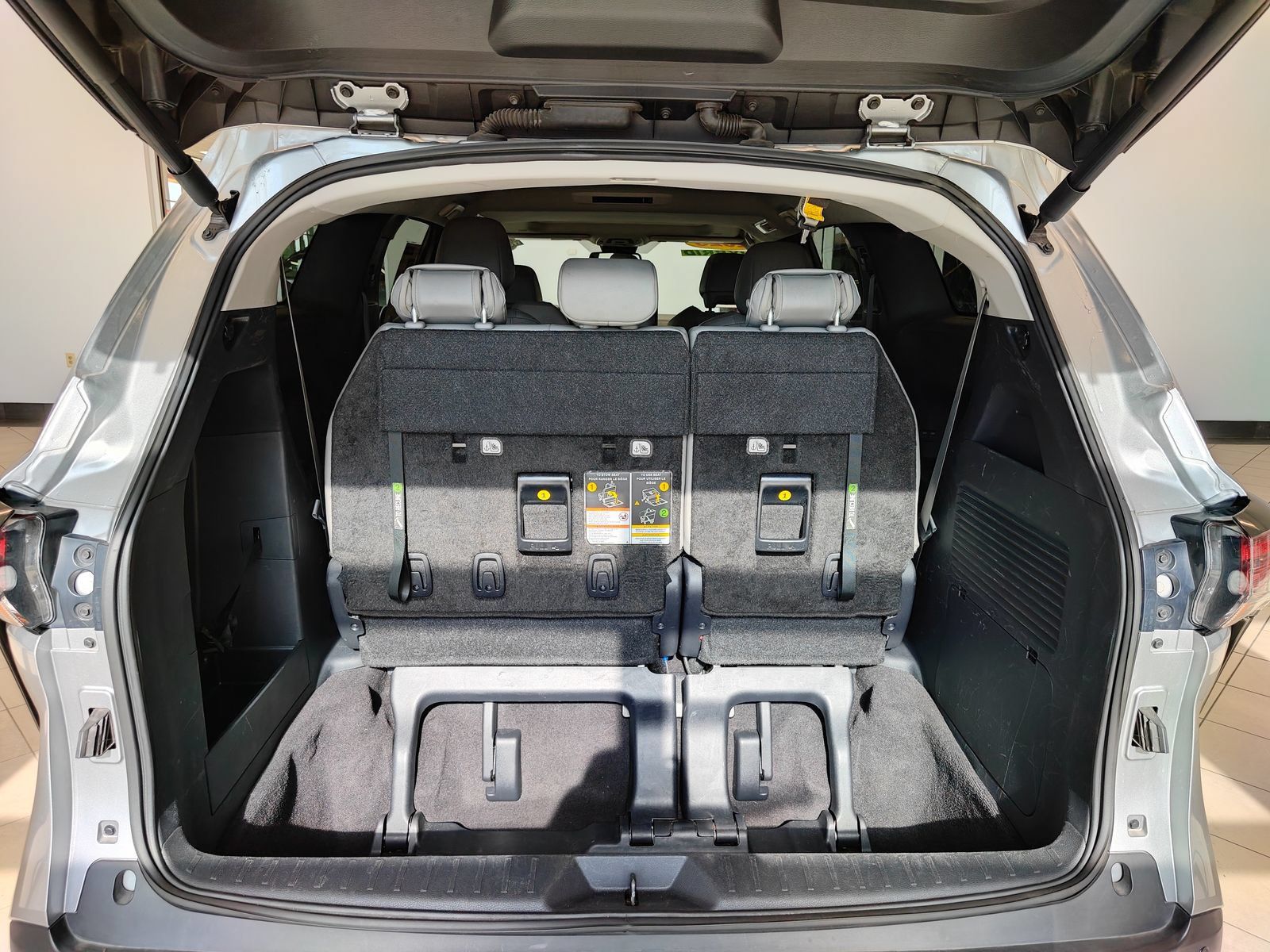 Used 2025 Toyota Sienna XLE FWD image 14