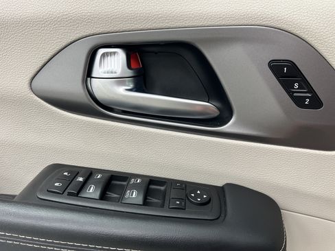 Used 2023 Chrysler Pacifica Touring-L FWD image 16