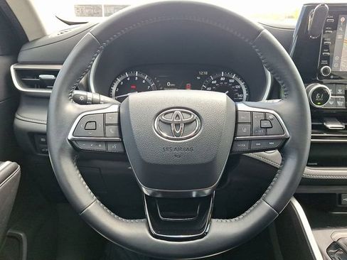 Used 2020 Toyota Highlander XLE AWD/4WD image 15