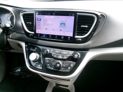 Certified 2024 Chrysler Pacifica Touring-L FWD image 14
