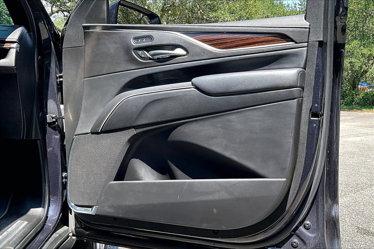 Used 2022 Cadillac Escalade Luxury RWD image 29