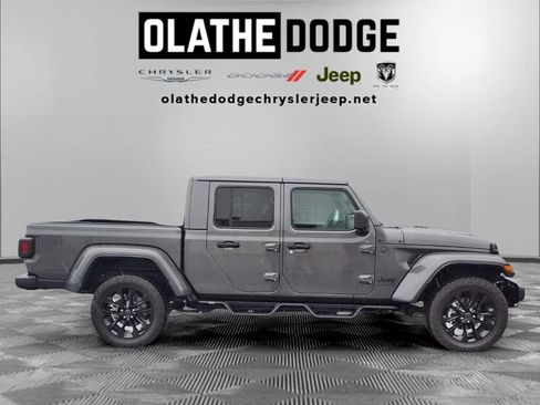 Used 2025 Jeep Gladiator Sport AWD/4WD image 27