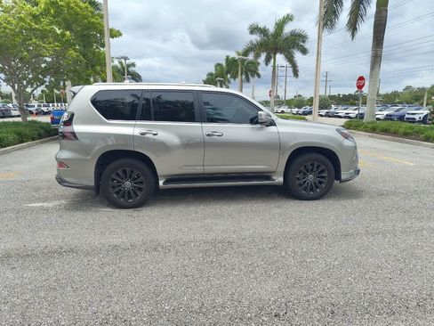 Used 2023 Lexus GX 460 Premium w/ Accessory Package AWD/4WD image 3
