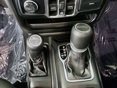 Used 2022 Jeep Gladiator Sport AWD/4WD image 18