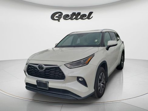 Used 2021 Toyota Highlander XLE AWD/4WD image 1