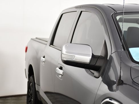 Used 2017 Nissan Titan SL AWD/4WD image 14