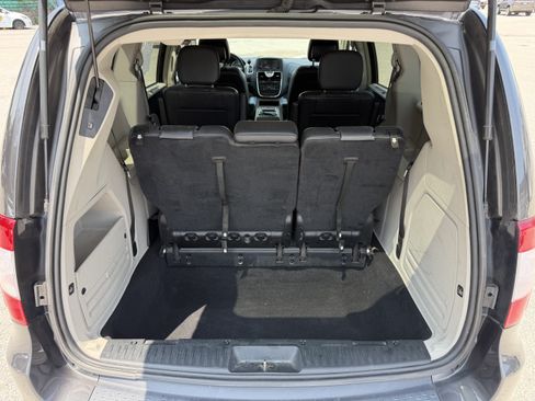 Used 2015 Chrysler Town & Country Touring-L w/ Driver Convenience Group FWD image 9