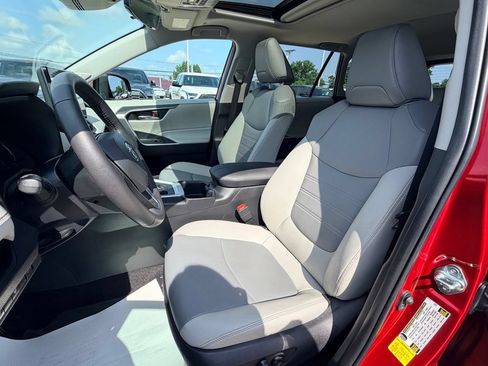 Used 2023 Toyota RAV4 XLE Premium AWD/4WD image 9