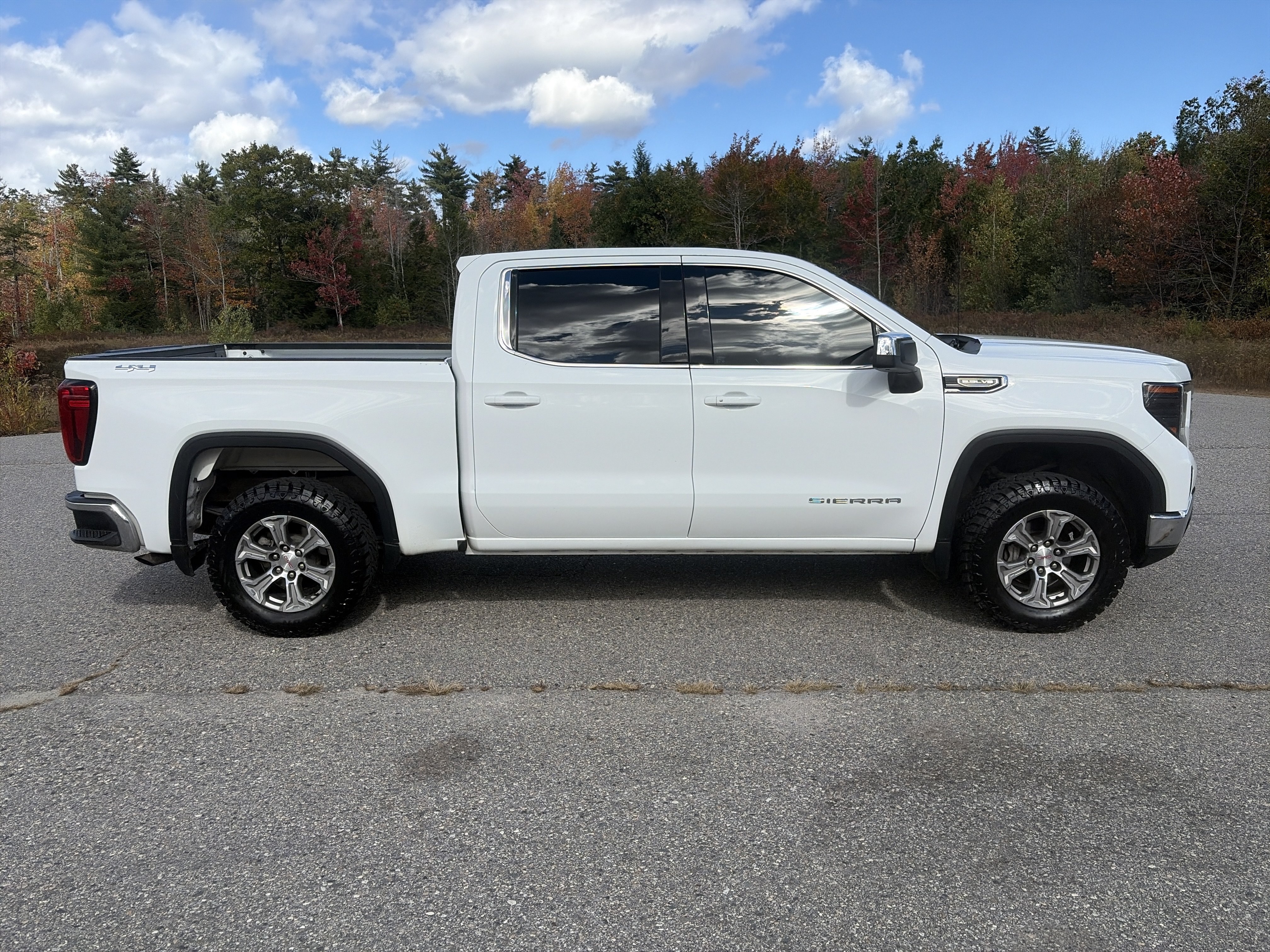 Used 2022 GMC Sierra 1500 SLE AWD/4WD image 4