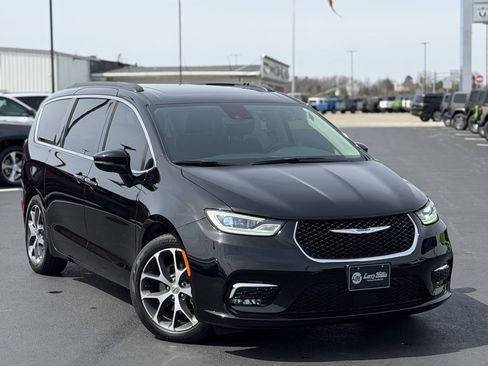 Used 2024 Chrysler Pacifica Touring-L w/ Uconnect Theater Family Group image 3