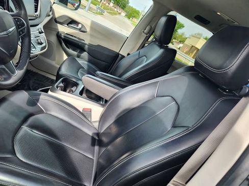 Used 2023 Chrysler Pacifica Touring-L FWD image 12