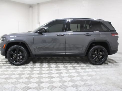 Used 2023 Jeep Grand Cherokee Altitude AWD/4WD image 8