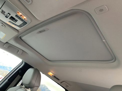 Used 2025 Toyota Sienna XLE image 31