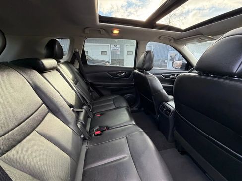 Used 2018 Nissan Rogue SL w/ Premium Package image 18