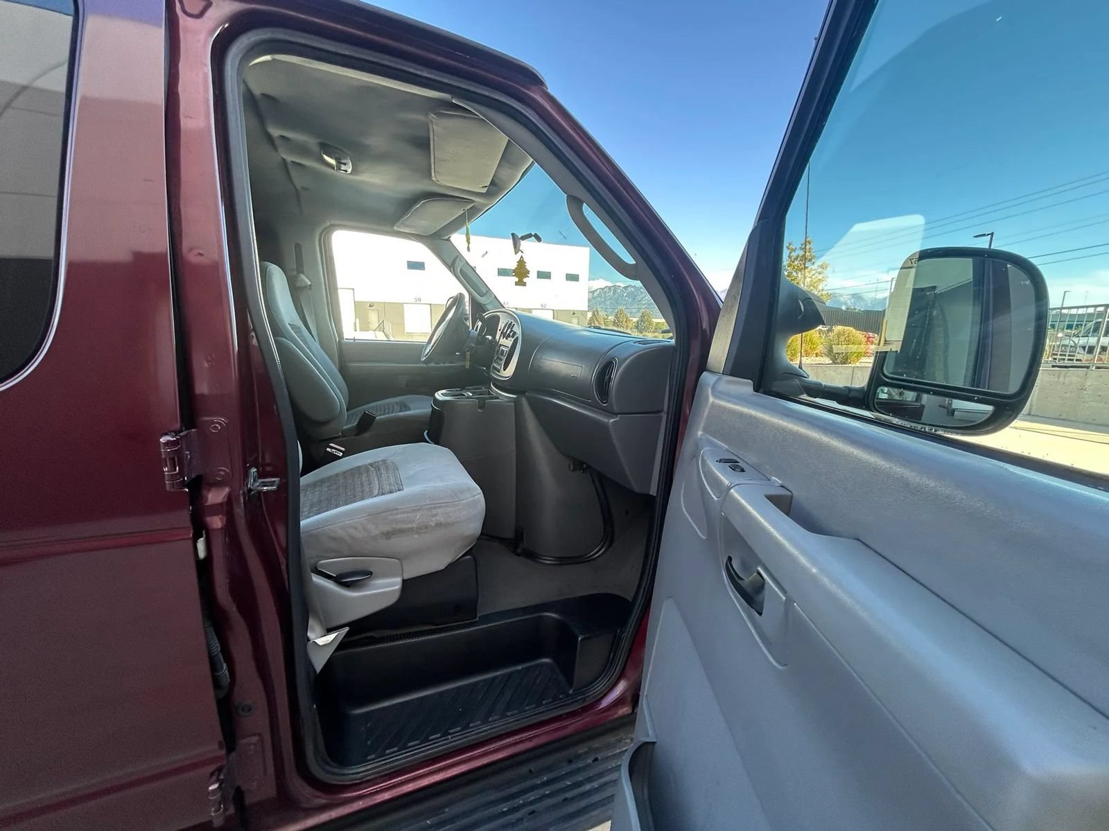 Used 2005 Ford E-350 and Econoline 350 Extended Super Duty RWD image 11