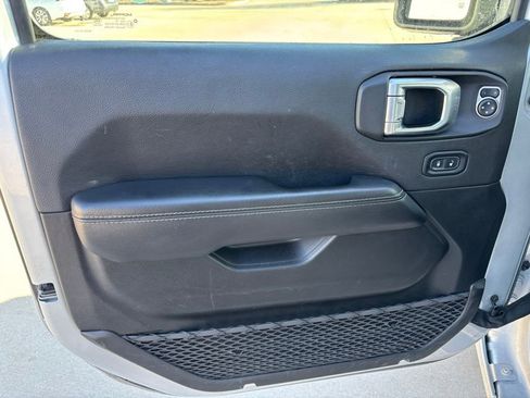 Used 2023 Jeep Gladiator Overland image 16