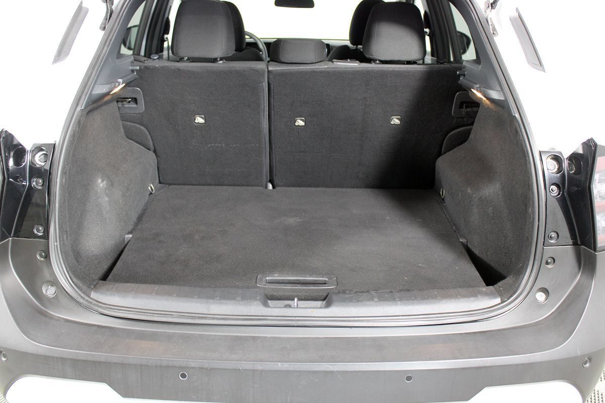 Used 2025 Nissan Kicks SV FWD image 21