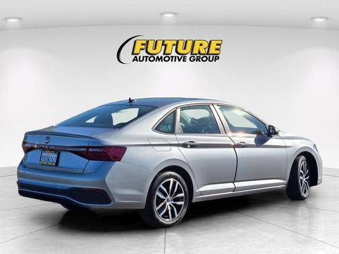 Used 2025 Volkswagen Jetta SE FWD image 5