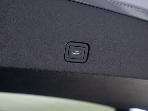 Used 2025 Cadillac XT6 Luxury image 30