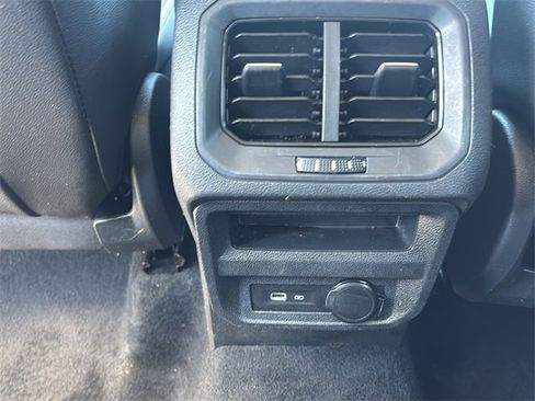 Used 2023 Volkswagen Tiguan SE image 18