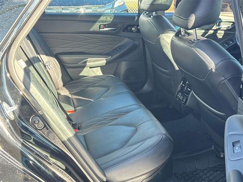 Used 2021 Toyota Avalon Limited image 18
