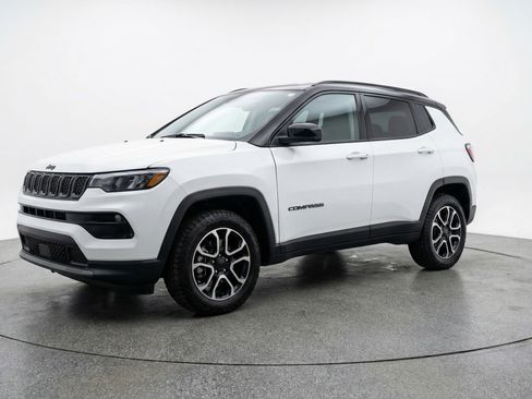 Used 2025 Jeep Compass Trailhawk w/ Trailer Tow Group image 3