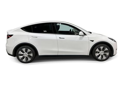 Certified 2021 Tesla Model Y Long Range AWD/4WD image 7