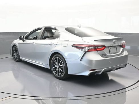 Used 2021 Toyota Camry SE w/ Cold Weather Package AWD/4WD image 4