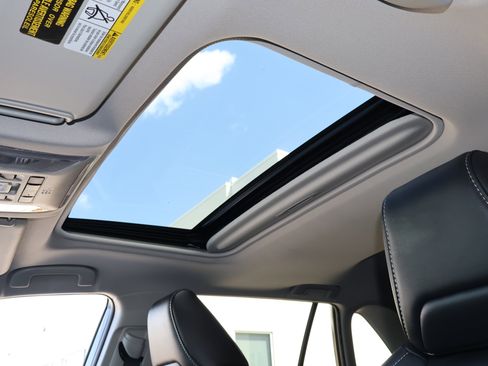 Used 2020 Toyota RAV4 XLE Premium image 5