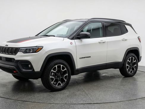 Used 2025 Jeep Compass Trailhawk image 3