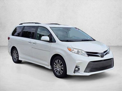 Used 2019 Toyota Sienna XLE w/ XLE Navigation Package FWD image 3