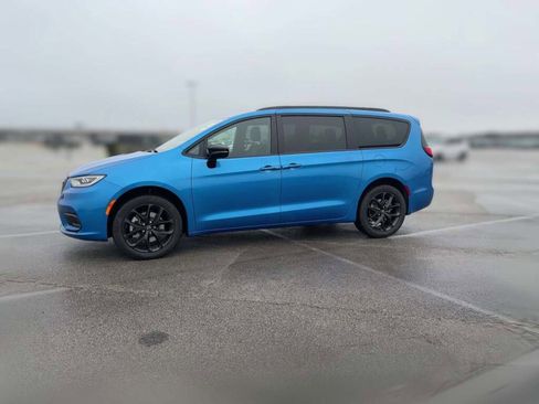 New 2026 Chrysler Pacifica Select image 5