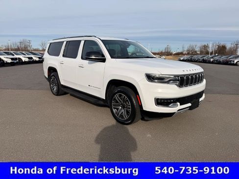 Used 2024 Jeep Wagoneer L Series II w/ Flexible Seating Group image 9