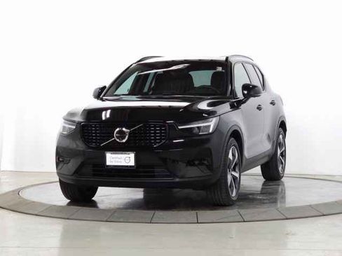 Certified 2025 Volvo XC40 B5 Plus image 5