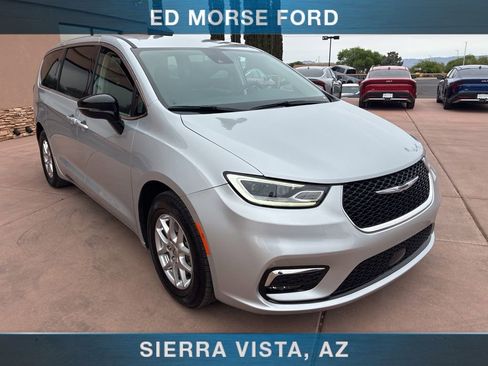 Used 2024 Chrysler Pacifica Touring-L FWD image 12