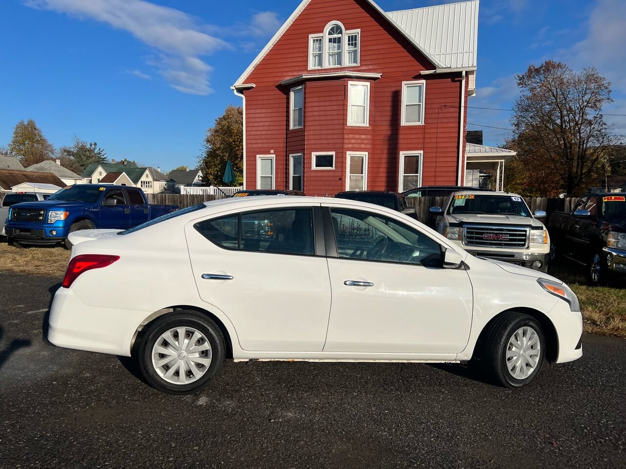 Used 2015 Nissan Versa SV FWD image 1