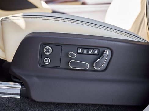 Used 2023 Bentley Bentayga Extended Wheelbase image 35