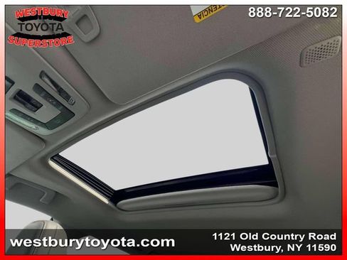 Used 2024 Toyota Sienna XLE FWD image 36