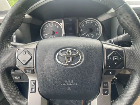 Used 2018 Toyota Tacoma SR5 AWD/4WD image 11
