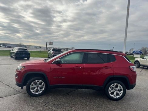 Used 2025 Jeep Compass Latitude image 6