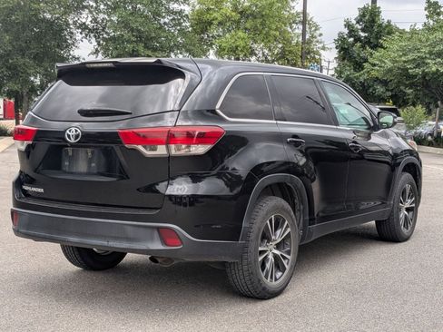 Used 2019 Toyota Highlander LE FWD image 2