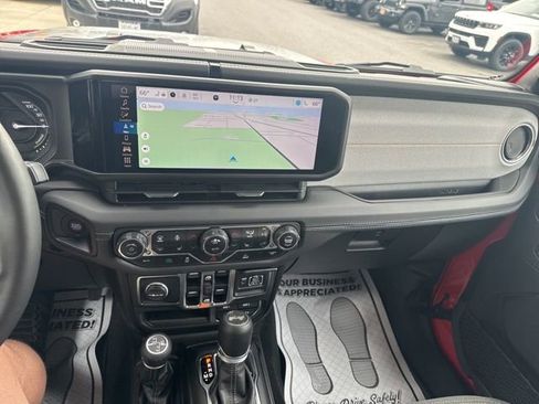 Used 2025 Jeep Wrangler Unlimited Sahara image 25