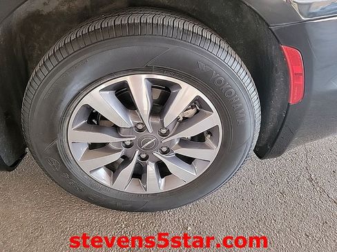 Used 2023 Chrysler Pacifica Touring-L FWD image 11