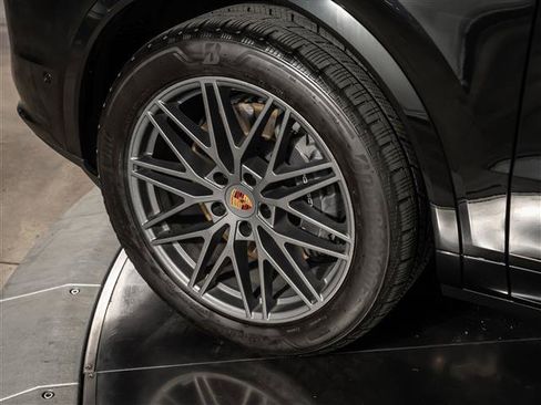 Used 2025 Porsche Cayenne AWD/4WD image 14