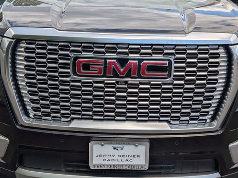 Used 2021 GMC Yukon XL Denali w/ Denali Premium Package AWD/4WD image 9