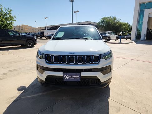 Used 2025 Jeep Compass Sport image 2