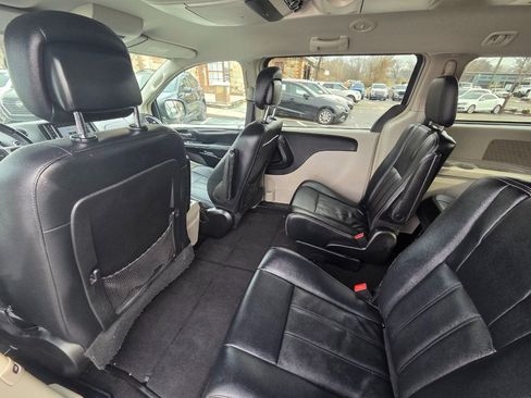 Used 2016 Chrysler Town & Country Touring image 12