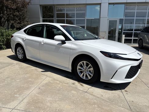Used 2026 Toyota Camry LE FWD image 5