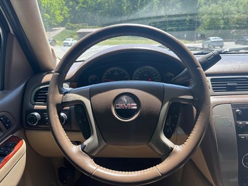 Used 2011 GMC Yukon XL SLT w/ SLT-2 Equipment Package AWD/4WD image 13