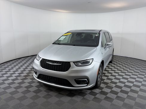 Used 2022 Chrysler Pacifica Limited image 2